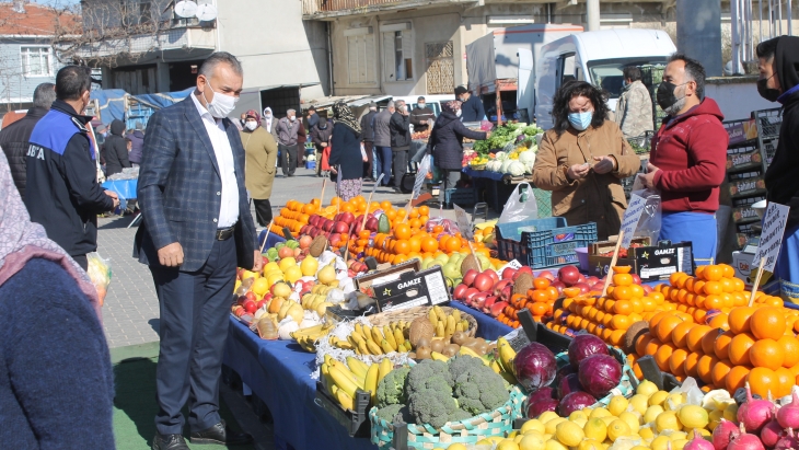 BAŞKAN KOŞDEMİR YENİ NORMALLEŞME SÜRECİNDE PAZARCI ESNAFINI ZİYARET ETTİ.
