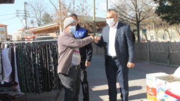 BAŞKAN KOŞDEMİR YENİ NORMALLEŞME SÜRECİNDE PAZARCI ESNAFINI ZİYARET ETTİ.