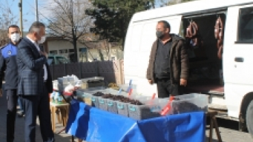 BAŞKAN KOŞDEMİR YENİ NORMALLEŞME SÜRECİNDE PAZARCI ESNAFINI ZİYARET ETTİ.