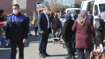 BAŞKAN KOŞDEMİR YENİ NORMALLEŞME SÜRECİNDE PAZARCI ESNAFINI ZİYARET ETTİ.