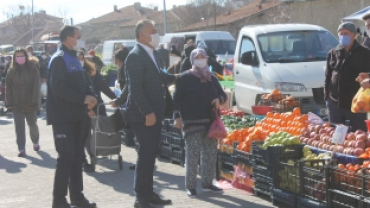 BAŞKAN KOŞDEMİR YENİ NORMALLEŞME SÜRECİNDE PAZARCI ESNAFINI ZİYARET ETTİ.