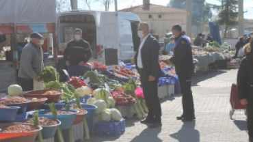 BAŞKAN KOŞDEMİR YENİ NORMALLEŞME SÜRECİNDE PAZARCI ESNAFINI ZİYARET ETTİ.