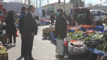 BAŞKAN KOŞDEMİR YENİ NORMALLEŞME SÜRECİNDE PAZARCI ESNAFINI ZİYARET ETTİ.
