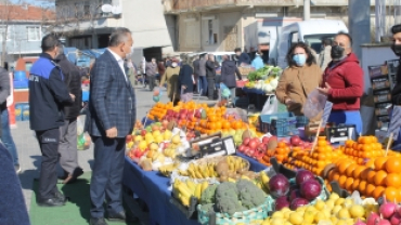 BAŞKAN KOŞDEMİR YENİ NORMALLEŞME SÜRECİNDE PAZARCI ESNAFINI ZİYARET ETTİ.