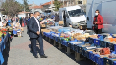 BAŞKAN KOŞDEMİR YENİ NORMALLEŞME SÜRECİNDE PAZARCI ESNAFINI ZİYARET ETTİ.