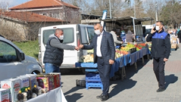 BAŞKAN KOŞDEMİR YENİ NORMALLEŞME SÜRECİNDE PAZARCI ESNAFINI ZİYARET ETTİ.