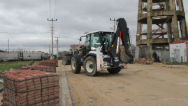 ÖZGÜRLÜK CADDESİ KİLİTLİ BETON PARKE TAŞ YAPIM,ONARIM,BETON BORDÜR DİZİM İŞİNDE SONA YAKLAŞILDI.