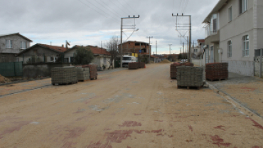 ÖZGÜRLÜK CADDESİ KİLİTLİ BETON PARKE TAŞ YAPIM,ONARIM,BETON BORDÜR DİZİM İŞİNDE SONA YAKLAŞILDI.